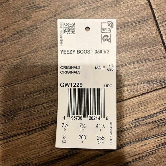 Yeezy Boost 350 V2 Beluga - Picture 10 of 11